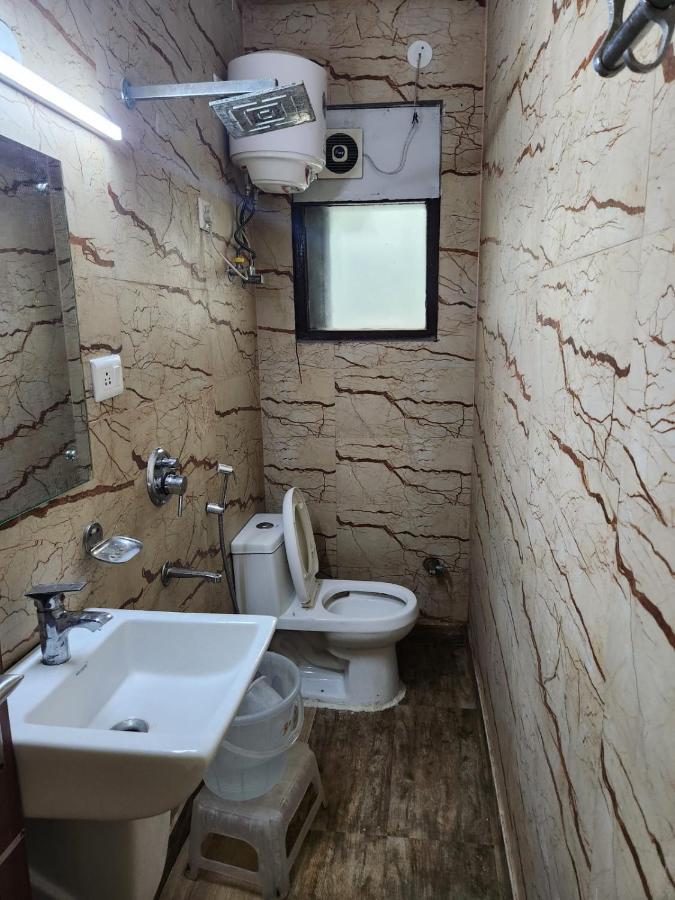 Hotel Cozy Cave Új-Delhi Kültér fotó