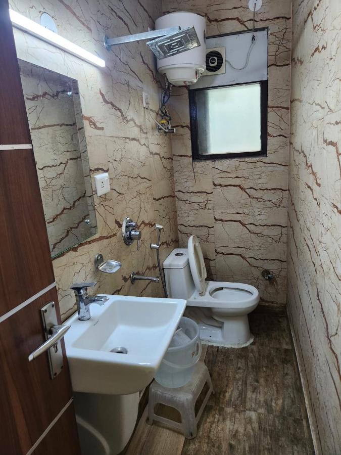 Hotel Cozy Cave Új-Delhi Kültér fotó
