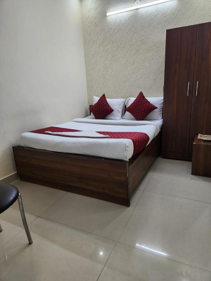 Hotel Cozy Cave Új-Delhi Kültér fotó