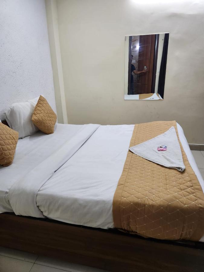 Hotel Cozy Cave Új-Delhi Kültér fotó