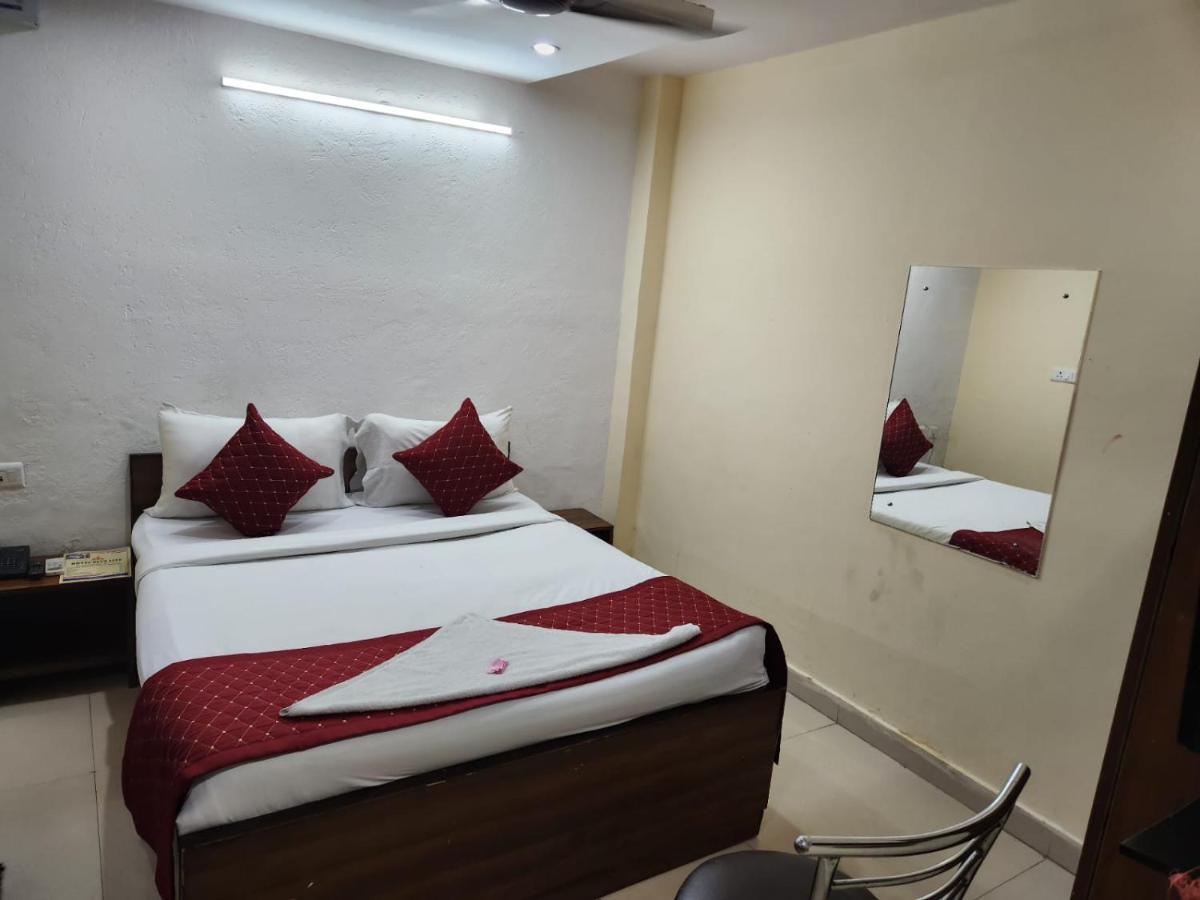 Hotel Cozy Cave Új-Delhi Kültér fotó