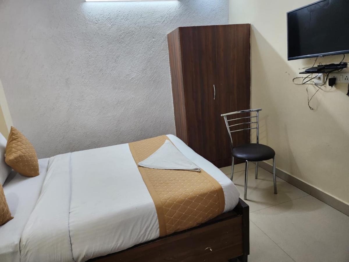 Hotel Cozy Cave Új-Delhi Kültér fotó