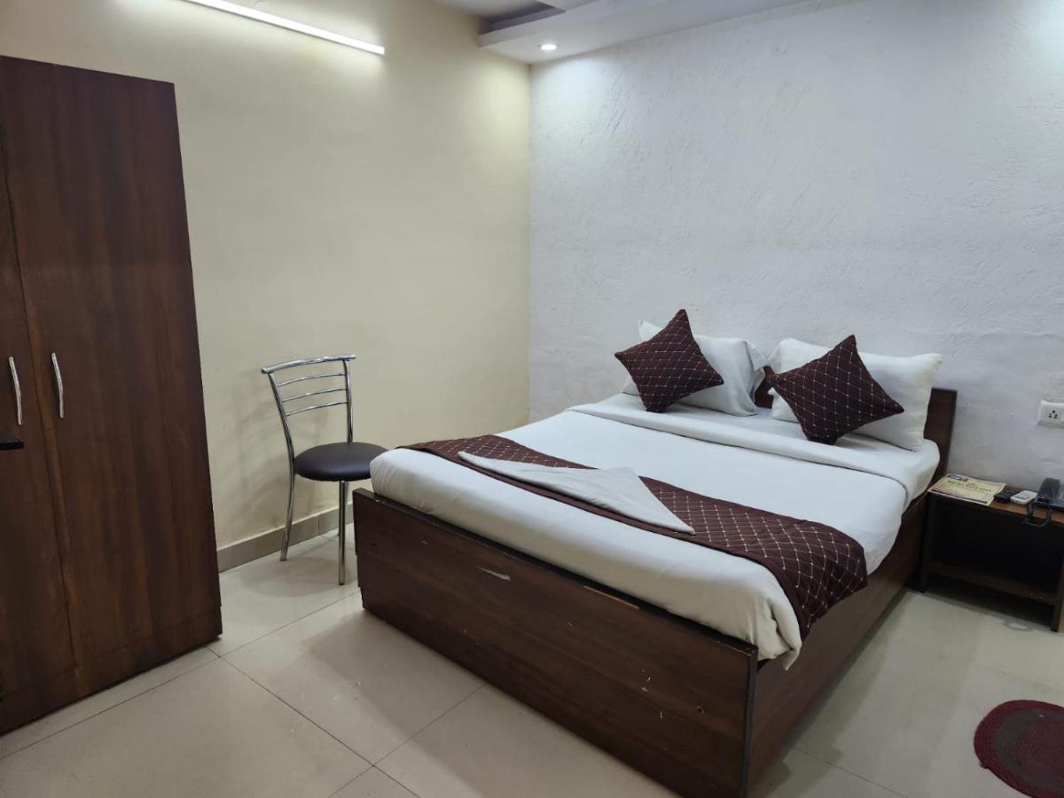 Hotel Cozy Cave Új-Delhi Kültér fotó