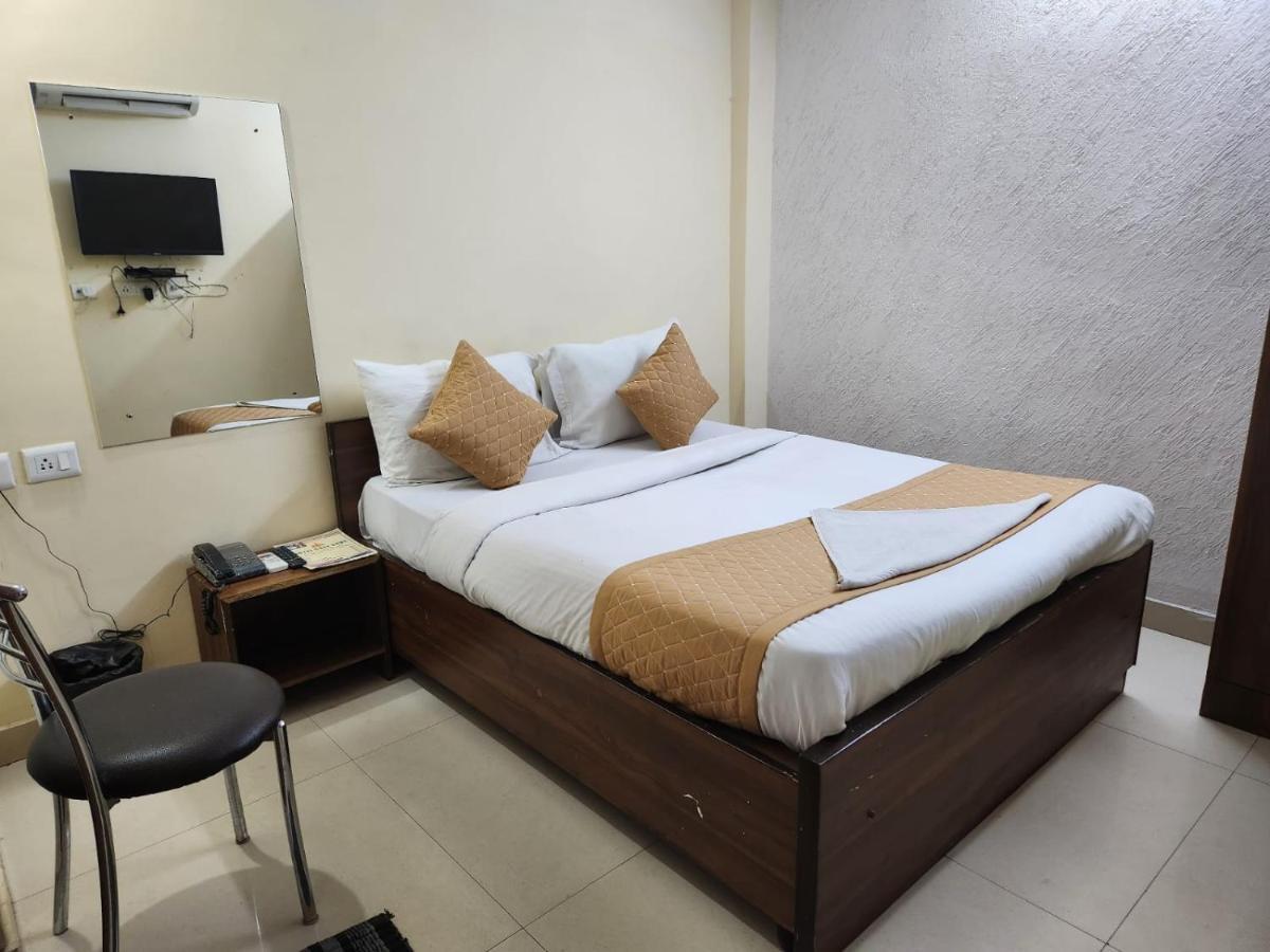 Hotel Cozy Cave Új-Delhi Kültér fotó