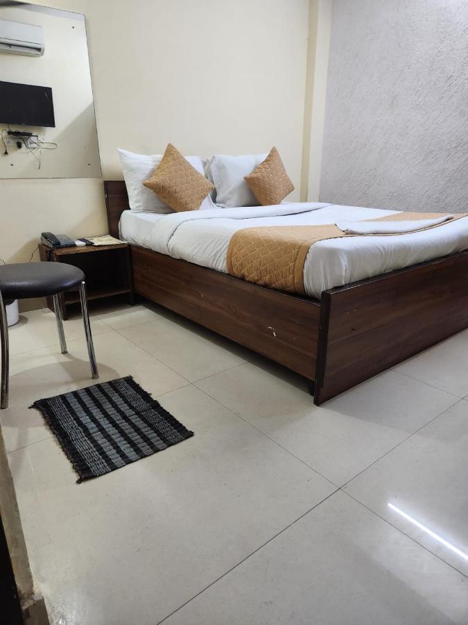 Hotel Cozy Cave Új-Delhi Kültér fotó
